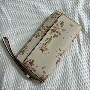 Coach Accordion Zip Wallet NWOT